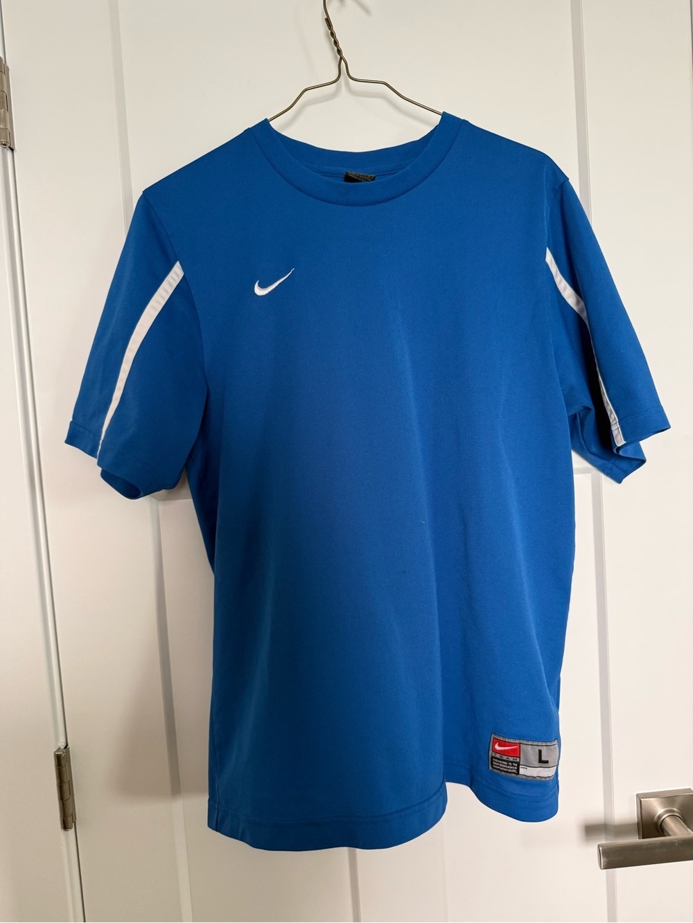 Vintage Y2K Nike Men's Royal Blue Short-Sleeve Athletic Jersey with White Accent - Picture 4 of 8